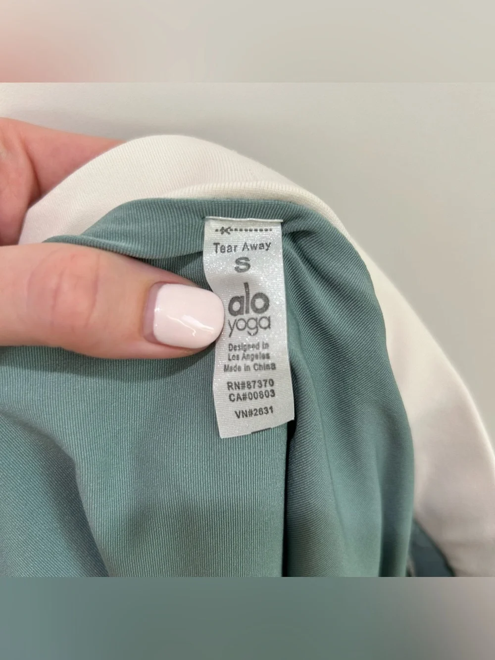 Alo Yoga Airbrush Streamlined Skirt in Botanical Green/Ivory Size Small